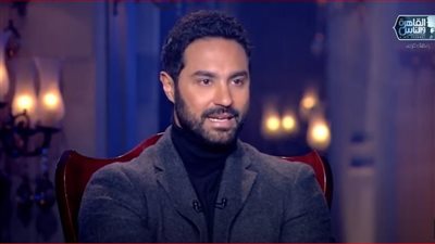 كريم فهمي معلقا على أصحاب ولا أعز: أنا من معجبي منى زكي.. والفيلم نال إعجابي