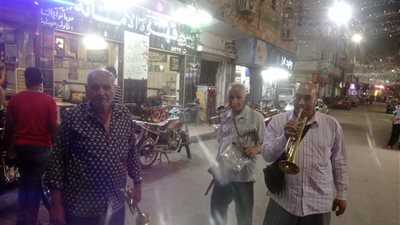 مسحراتية على الطريقة الحديثة.. فرقة موسيقية تجوب شوارع نجع حمادي لإيقاظ الأهالي للسحور