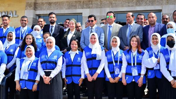 متطوعون مع وزير الشباب