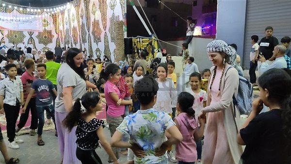 سائحات يرقصن خلال