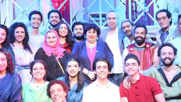 وزيرة الثقافة مع