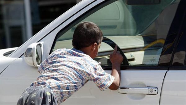 طفل يتسول_أرشيفية