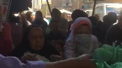 الباذنجان بـ 5 جنيهات والطماطم بـ 8.. تزاحم المواطنين على شراء الخضراوات بمنفذ بيع محافظة الجيزة | بث مباشر 