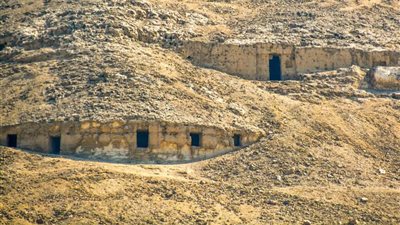 مُحاطة بسلاسل جبلية.. قصة منطقة أثرية أُسست 1360 قبل الميلاد وتضم 25 مقبرة |صور