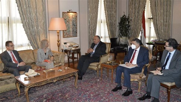 وزير الخارجية يستقبل