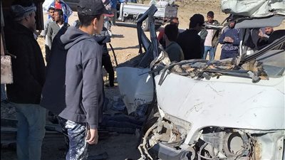 مصرع شخص وإصابة 9 آخرين في حادث سير ميكروباص شرق العريش 