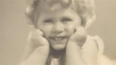  في عيد ميلادها الـ 96.. العائلة المالكة في بريطانيا تنشر صورة للملكة إليزابيث خلال طفولتها