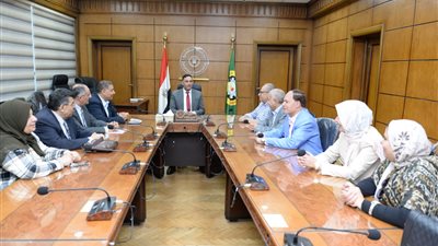 محافظ الدقهلية يناقش تصميمات تنفيذ محور مروري جديد على النيل بالمنصورة 