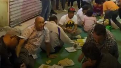 للسنة الخامسة على التوالي.. أهالي النوبة ينظمون سحورا جماعيا ضخما على الحصير ببولاق الدكرور │ بث مباشر