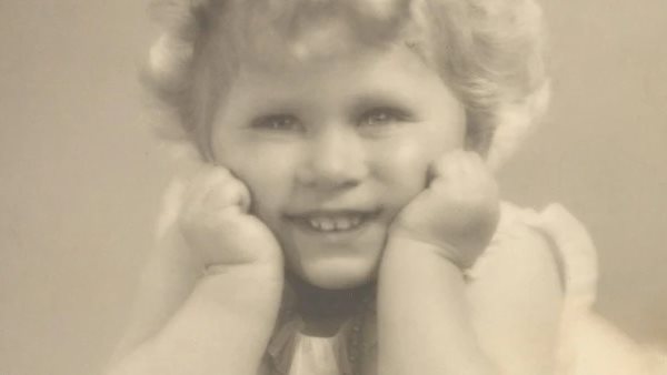  صورة للملكة إليزابيث