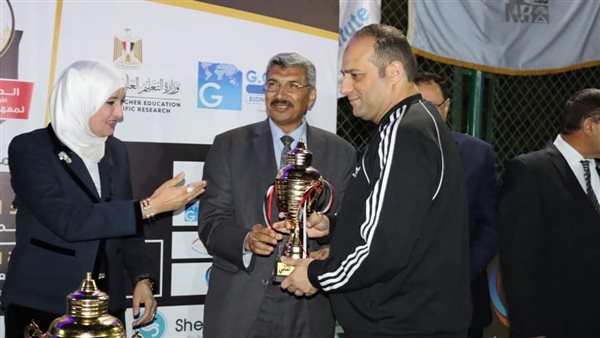 تحكيم المباراة الحكم