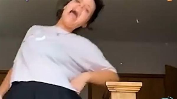 لحظة سقوط الفتاة