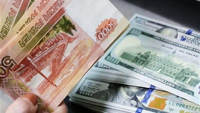 رغم العقوبات الغربية.. الروبل الروسي يقفز 1.7% مقابل الدولار 