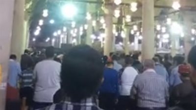 دعاء وخشوع.. المئات يؤدون صلاة التراويح في مسجدي عمرو بن العاص والأزهر | بث مباشر
