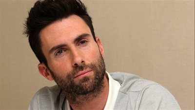  أدم ليفين يحمس الجمهور قبل حفل فرقته Maroon 5 عند سفح الأهرامات