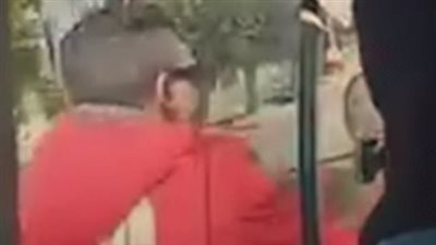 نط من العربية وسابها ماشية.. القبض على سائق ميكروباص عرّض حياة الركاب للموت | فيديو جراف