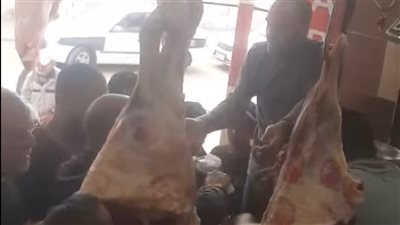 كيلو اللحمة البلدي بالعريش بجنيه..  والأهالي بالطوابير | فيديو 