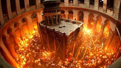 قبل الاحتفال اليوم..القصة الكاملة لظهور النور المقدس من قبر السيد المسيح 