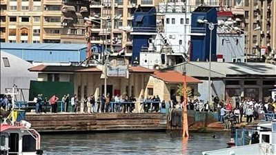 مصرع شخص في حادث سقوط سيارة بالمجرى الملاحي لقناة السويس