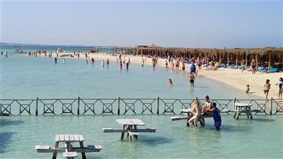  إقبال الأجانب على شواطئ الغردقة.. وارتفاع نسبة الإشغال السياحي | صور