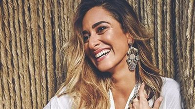 أمينة خليل: أول ما دخلت السينما قالولي مش عارفين نودي الكاميرا فين من مناخيرك | فيديو