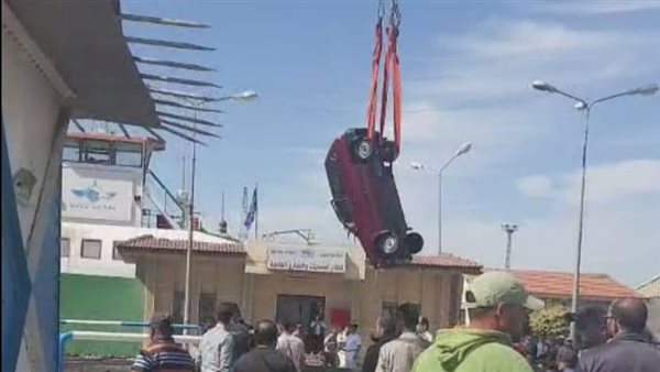 انتشال سيارة سقطت