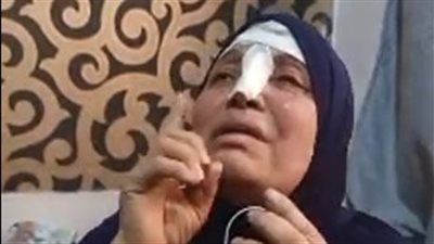 الابن العاق.. شاب يعتدي على والدته المسنة ويضربها بطريقة وحشية بسبب الميراث