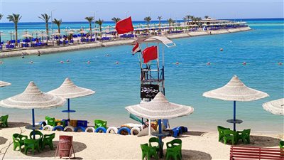 رفع الرايات الحمراء بشواطئ الغردقة بعد ارتفاع الأمواج قبيل شم النسيم | صور