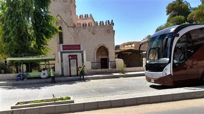 استعدادًا للأعياد.. تكثيف أعمال النظافة والتجميل حول الكنائس والمساجد بأسوان