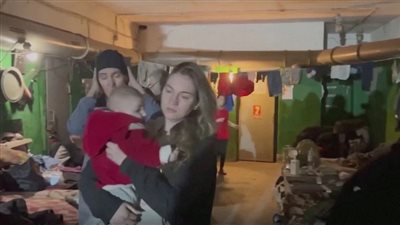 أريد أن أرى الشمس.. طفل أوكراني يتوسل لأمه للخروج من مجمع آزوفستال المحاصر من روسيا