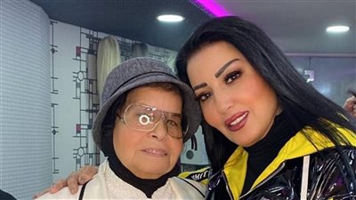 حارس مقبرة والدة سمية الخشاب بالإسكندرية: الفنانة كانت منهارة من زعلها عليها | بث مباشر