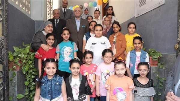 محافظ بني سويف والاطفال