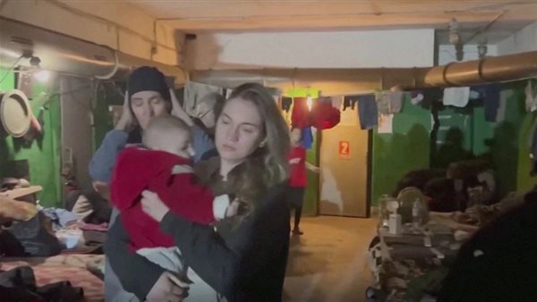 أوكرانية تختبئ مع