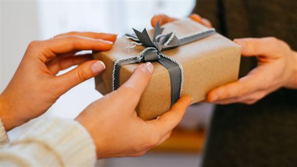 تقديم الهدايا 