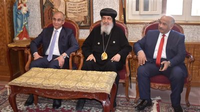 للتهنئة بعيد القيامة المجيد.. رئيس جامعة الزقازيق يزور كنائس الشرقية