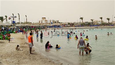 الآلاف يتوافدون على شواطئ الغردقة للاحتفال بشم النسيم | صور