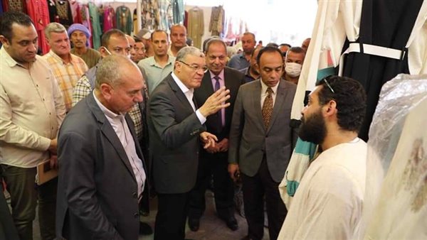 محافظ المنيا بالمعرض