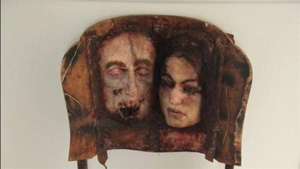 كرسي مصنوع من الموتى