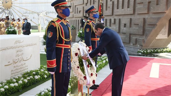 السيسي يضع إكليلا