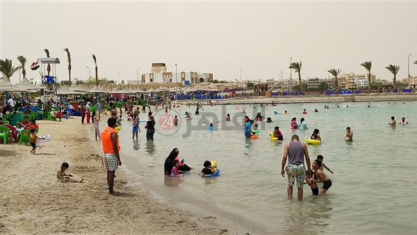 الآلاف يتوافدون على