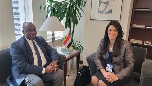  المشاط تلتقي المدير