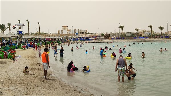 الآلاف يتوافدون على