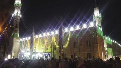 بث مباشر | توافد المئات من المصلين على مسجدي الأزهر والحسين لأداء صلاة العشاء والتراويح 