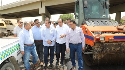 رصف 36 شارع وتركيب بلاط إنترلوك لـ 64 آخرين في منوف │ صور