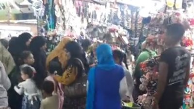 رغم ارتفاع الأسعار.. زحام من المواطنين لشراء ملابس العيد في المنيا | بث مباشر