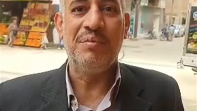 على لافتات بشارع في المنيا.. زوج يكتب كلمات مدح وثناء لزوجته وينشر صورتها: شكر وتقدير على السنوات الماضية | فيديو