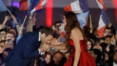 كرمها السيسي وقبّل يدها ماكرون.. من هي فرح الديباني مغنية خطاب النصر للرئيس الفرنسي؟| فيديو