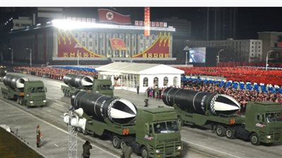 كوريا الشمالية تعرض صواريخ عابرة للقارات وتتعهد بتعزيز ترسانتها