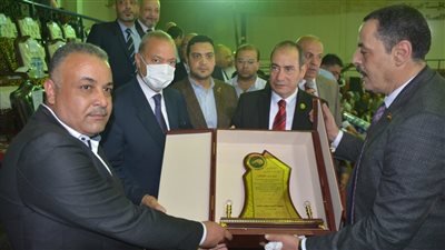 بمشاركة 950 متسابقًا.. محافظ القليوبية يكرم حفظة القرآن الكريم بشبرا الخيمة 