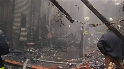 الدفع بـ 12 سيارة إطفاء وإسعاف بموقع حريق محال الورق والبلاستيك في المنشية 